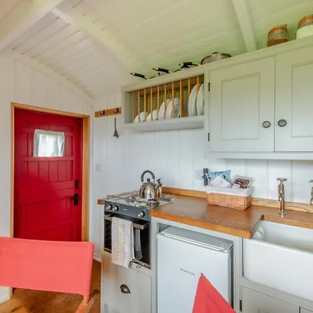 1 Bed In Oc-s30772 Cowling